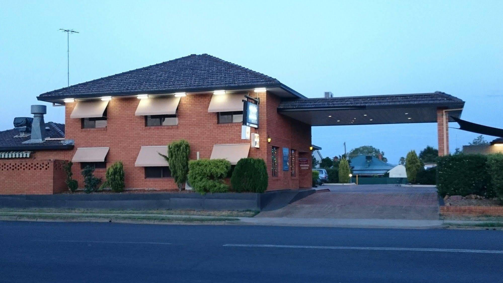 Adelong Motel Narrabri Exterior photo